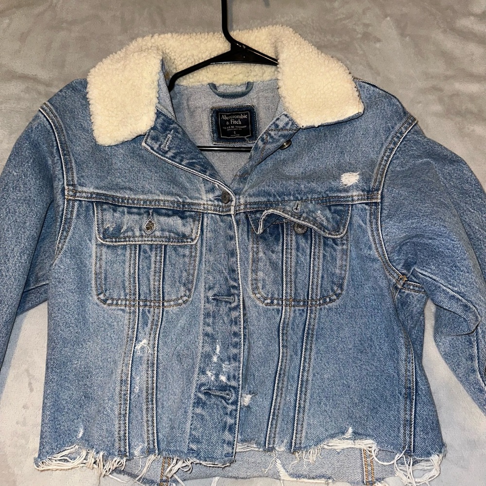 Abercrombie and Fitch Cropped Denim Jacket - Picture 2 of 5
